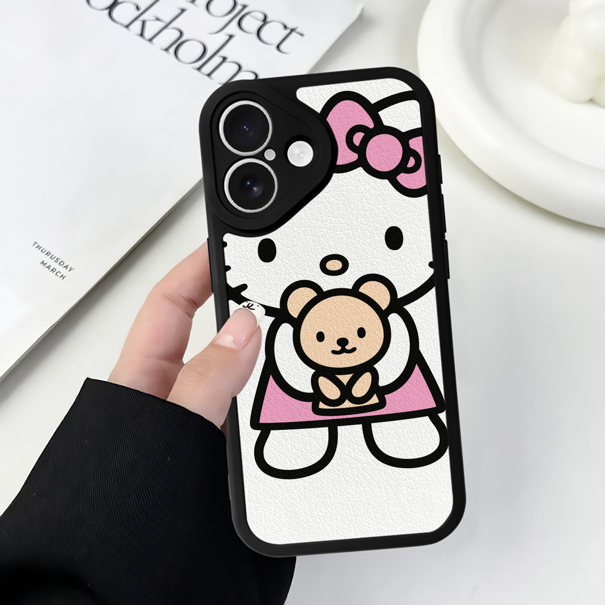 （画像用） Hello Kitty ハローキティ 【iPhone 16シリーズ対応】シリコンスマホケース（レザー調） 材質：シリコン